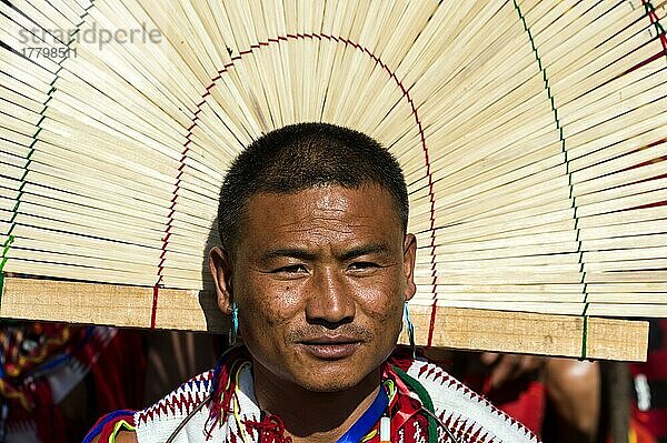 Stammesangehörige beim Hornbill Festival  Kohima  Nagaland  Indien  Asien