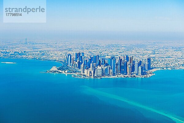 Luftaufnahme von Doha und dem Persischen Golf  Katar  Asien