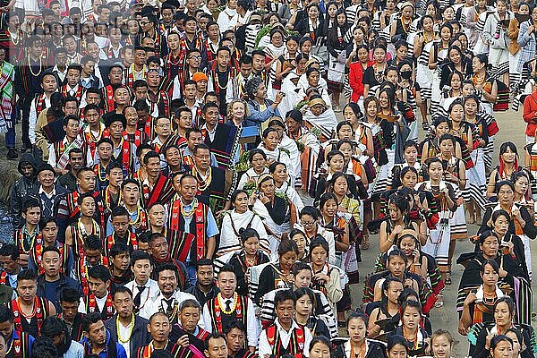 Naga-Stammesangehörige  die an der Zeremonie des Steinziehens während des Kisima Nagaland Hornbill Festivals teilnehmen  Kohima  Nagaland  Indien  Asien