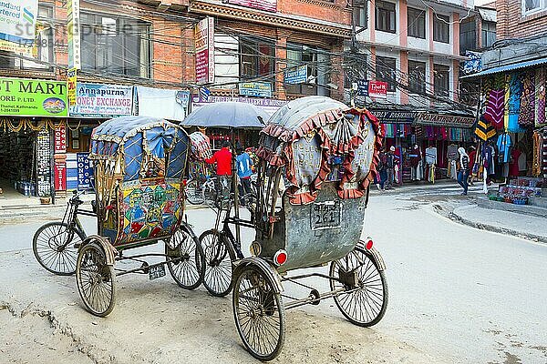 Rikscha im Stadtteil Thamel  Straßenszene  Kathmandu  Nepal  Asien