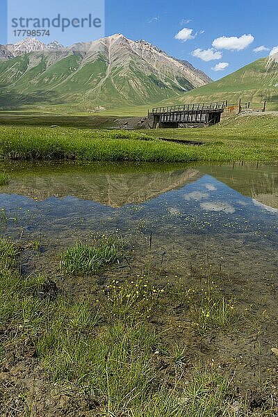 Berge spiegeln sich im Wasser  Naryn-Schlucht  Region Naryn  Kirgisistan