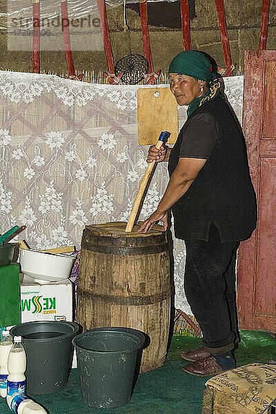 Kirgisische Frau beim Mischen von Kumis während des Fermentationsprozesses  Song Kol See  Provinz Naryn  Kirgisistan  Zentralasien