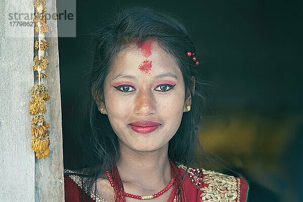Nepalesische Frau der ethnischen Gruppe der Tharu  Porträt  Chitwan  Nepal  Asien