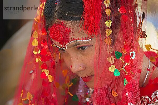 Nepalesische Braut aus der ethnischen Gruppe der Tharu in traditioneller Kleidung  Chitwan  Nepal  Asien