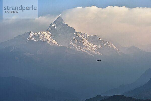 Kleinflugzeug fliegt zum heiligen Gipfel Machhapuchhare Fischschwanzberg  Pokhara  Nepal  Asien