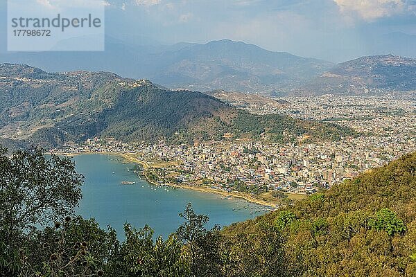 Blick über Pokhara und den Phewa See von der Weltfriedenspagode  Pokhara  Nepal  Asien