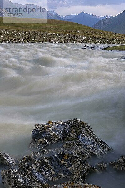 Fluss fließt auf Felsen  Naryn-Schlucht  Region Naryn  Kirgisistan