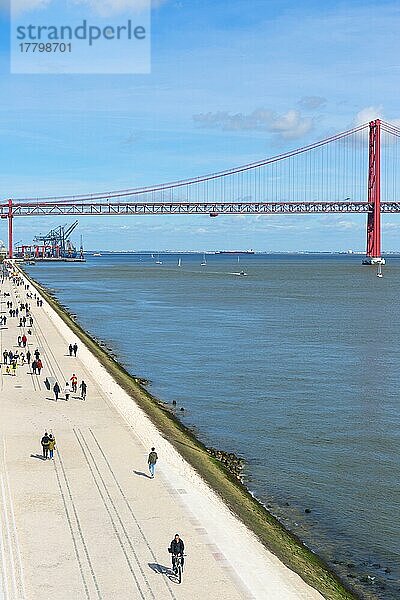 Ponte 25 de Abril  25-April-Brücke  ehemalige Salazar-Brücke  über den Fluss Tejo  Lissabon  Portugal  Europa