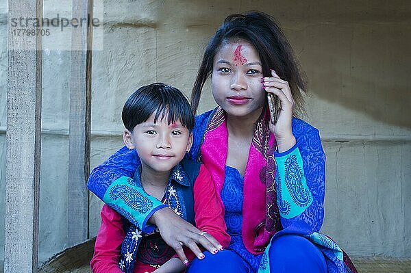 Nepalesische Frau mit ihrem Sohn aus der Ethnie der Tharu  Porträt  Chitwan  Nepal  Asien
