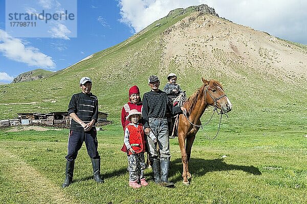 Kirgisische Familie mit Pferd  Sary Jaz Tal  Region Issyk Kul  Kirgisistan