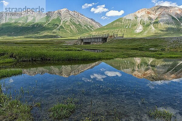 Berge spiegeln sich im Wasser  Naryn-Schlucht  Region Naryn  Kirgisistan