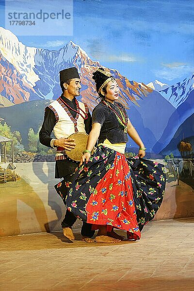Traditioneller tibetischer Tanz  aufgeführt von einer folkloristischen Gruppe  Kathmandu  Nepal  Asien