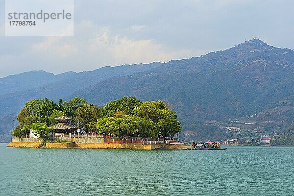 Insel im Phewa-See  Pokhara  Nepal  Asien