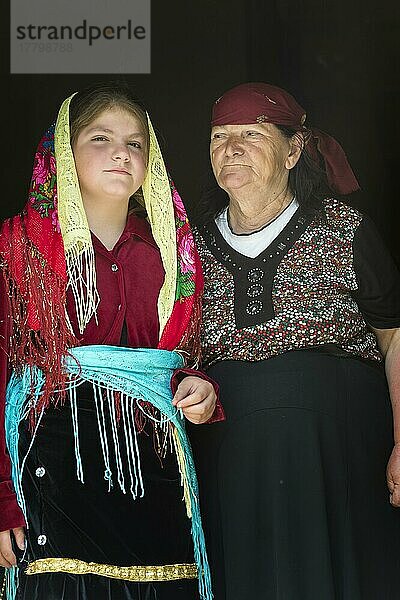 Großmutter und Enkelin in traditioneller Kleidung  Dorf Thethi  Thethi-Tal  Albanien  Europa