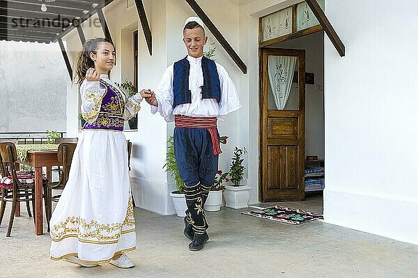 Lokale Folkloregruppe in traditioneller Kleidung demonstriert nationalen albanischen Tanz  Berat  Albanien  Europa