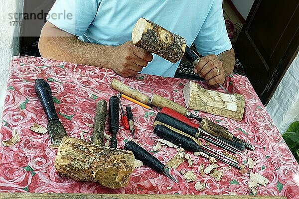 Holzschnitzer bei der Arbeit  Berat  Albanien  Europa