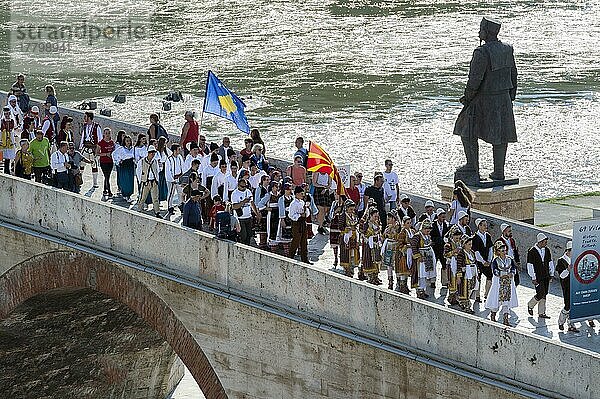 Folkloristische Gruppe beim Überqueren der Steinernen Brücke  Skopje  Mazedonien  Europa