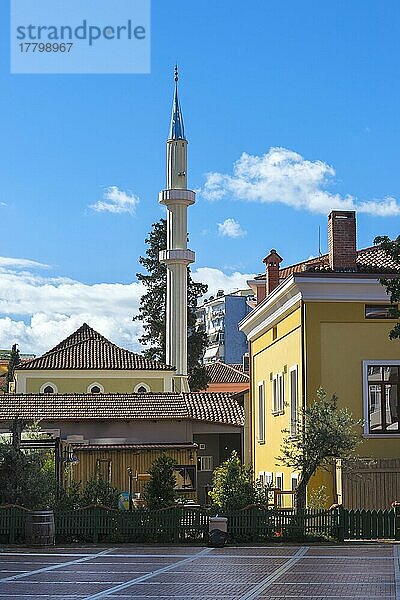 Moschee-Minarett in der Nähe des Neuen Bazars  Tirana  Albanien  Europa