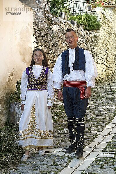 Lokale Folkloregruppe in traditioneller Tracht  Berat  Albanien  Europa