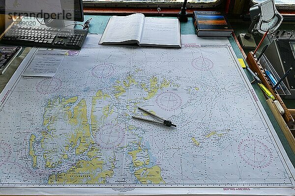 Karte und Kompass auf der Brücke des Expeditionsschiffs  Insel Spitzbergen  Svalbard-Archipel  Norwegen  Europa