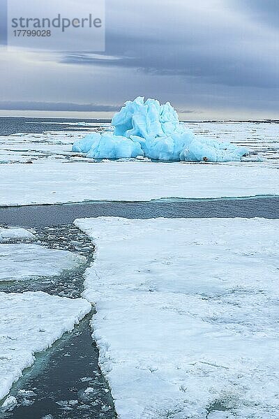 Blauer Eisberg driftet in der Hinlopenstraße  Insel Spitzbergen  Svalbard-Archipel  Norwegen  Europa