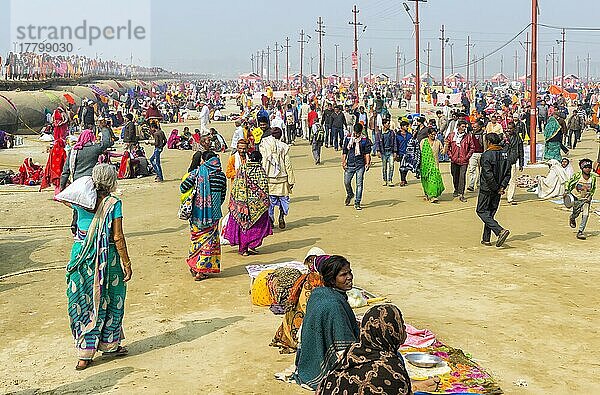 Pilger auf dem Weg zur Allahabad Kumbh Mela  der größten religiösen Versammlung der Welt  Uttar Pradesh  Indien  Asien