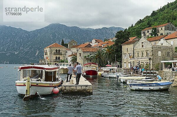 Touristischer Steg und venezianische Steinhäuser  Kotor-Bucht  Perast  Montenegro  Europa