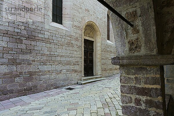 Römisch-katholische Kathedrale St. Tryphon  Mauern  Unesco-Weltkulturerbe  Kotor  Montenegro  Europa