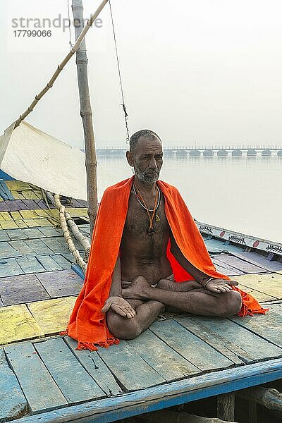 Sadhu mit rotem Schal auf Boot auf dem Ganges  Allahabad Kumbh Mela  größte religiöse Versammlung der Welt  Uttar Pradesh  Indien  Asien