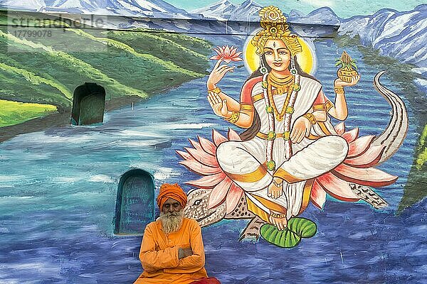 Sadhu in safranfarbenen Gewändern vor einem Götterbild  Nur für redaktionelle Zwecke  Allahabad Kumbh Mela  größte religiöse Versammlung der Welt  Uttar Pradesh  Indien  Asien