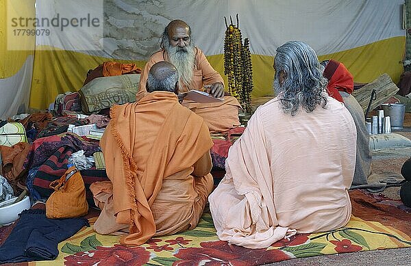 Pilger versammeln sich und meditieren in einem Zelt  Allahabad Kumbh Mela  größte religiöse Versammlung der Welt  Uttar Pradesh  Indien  Asien