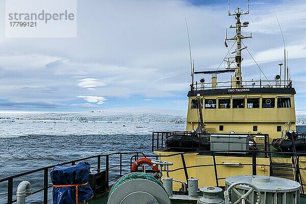 Expeditionsboot in BjornSundet bei schwerer See  Insel Spitzbergen  Svalbard Archipelago  Norwegen  Europa