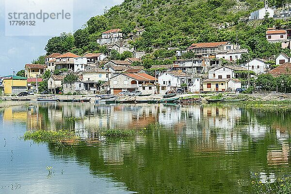 Kleines Dorf  das sich im Wasser spiegelt  nahe der albanischen Grenze  Montenegro  Europa