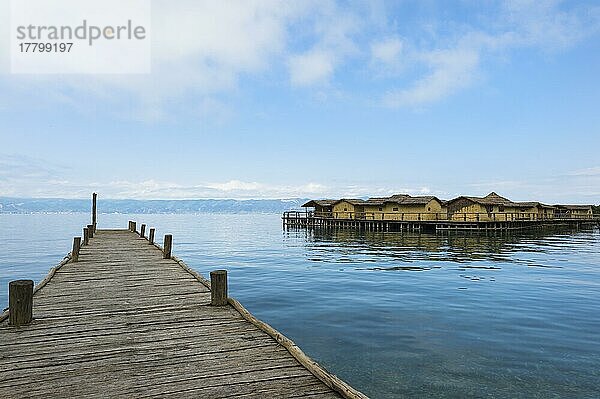 Lacustrine Bay of Bones Archäologisches Museum gebaut auf einer Plattform aus 10.000 Holzpfählen  Golf von Bones  Ohrid See  Mazedonien  Europa