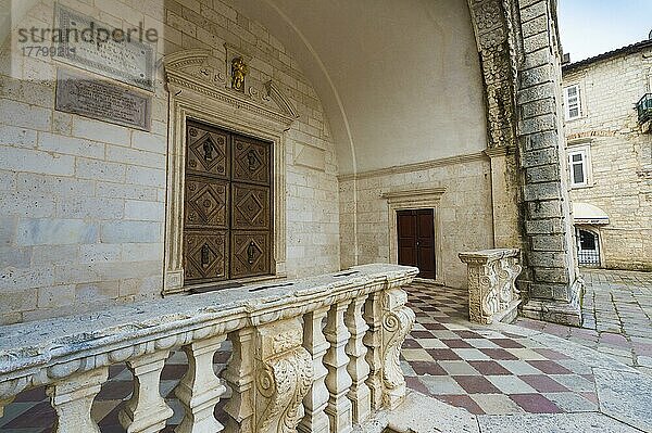 Römisch-katholische Kathedrale St. Tryphon  Portikus  Unesco-Weltkulturerbe  Kotor  Montenegro  Europa