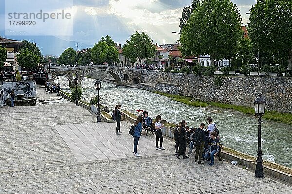 Junge Menschen in der Nähe von Steinbrücke am Flussufer  Bistrica Fluss  Prizren  Kososvo