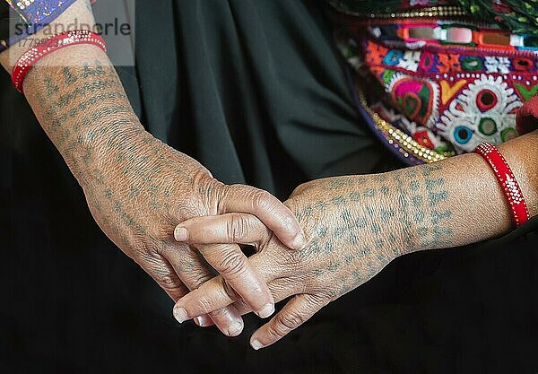 Tätowierte Arme und Hände einer Frau  Dhebariya-Rabari-Gemeinschaft  Great Rann of Kutch Desert  Gujarat  Indien  Asien