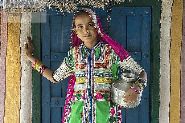 Mädchen in traditioneller Kleidung vor einem Haus stehend  Khavda Touristendorf  Great Rann of Kutch Wüste  Gujarat  Indien  Asien