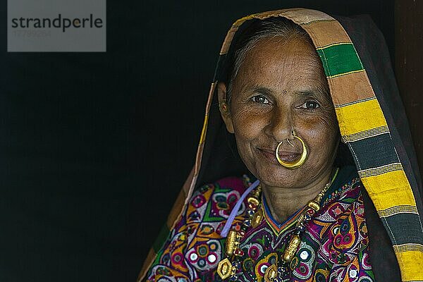 Ältere Ahir-Frau in traditionellem bunten Tuch mit einem Nasenring  Great Rann of Kutch Wüste  Gujarat  Indien  Asien