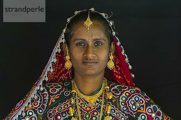 Ahir Frau in traditionellen bunten Tuch  Great Rann of Kutch Wüste  Gujarat  Indien  Asien