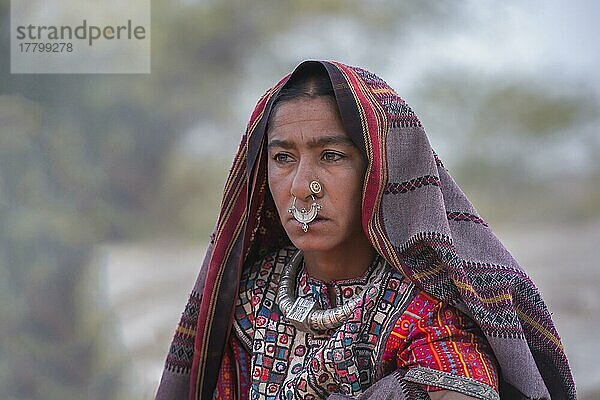 Fakirani-Frau mit Nasenring  Great Rann of Kutch Wüste  Gujarat  Indien  Asien