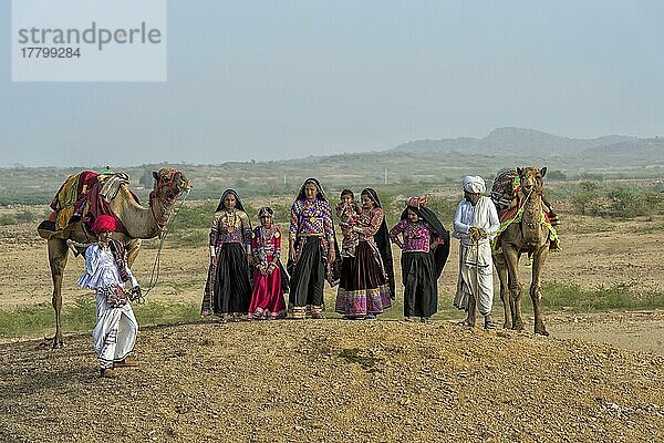 Rabari-Stamm Menschen zu Fuß in der Wüste mit Dromedar  Great Rann of Kutch Wüste  Gujarat  Indien  Asien