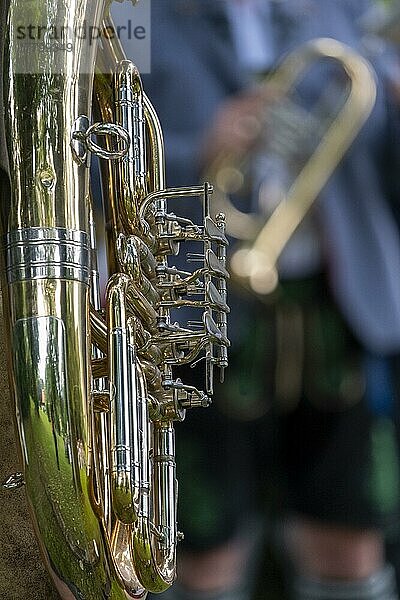 Tuba Blasinstrument  Fronleichnamsprozession  Fronleichnamszug  Festzug Pfarrrkirche St. Kilian  Bad Heilbrunn  Oberbayern  Bayern  Deutschland  Europa