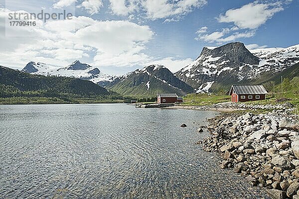 Hütten am Bergsee  Tjeldsund  Norwegen  Europa