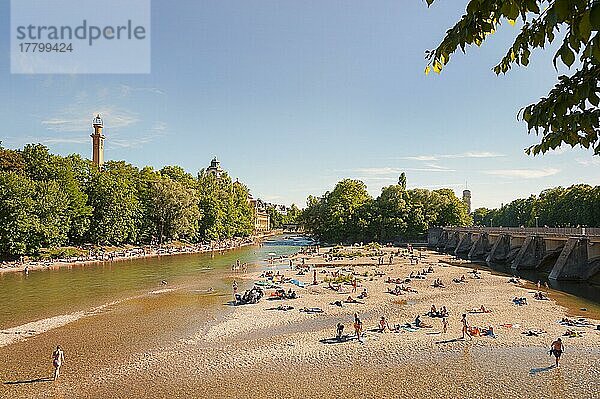 Badende auf Isar-Sandbank  nahe Deutschem Museum  München  Bayern  Deutschland  Europa