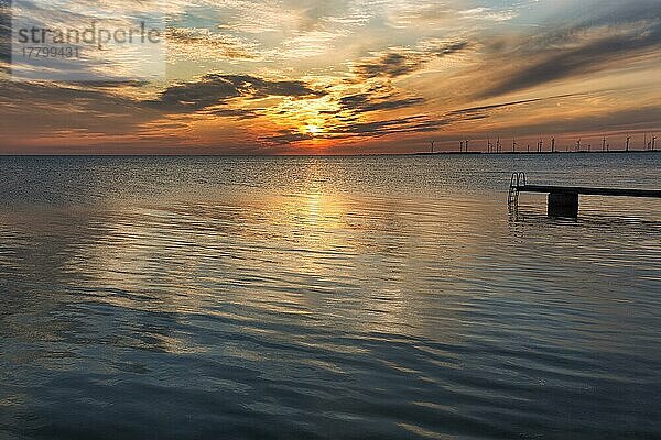 Badesteg am Meer  Abendhimmel bei Sonnenuntergang  Windräder am Horizont  Gegenlicht  Ostsee  Burgsvik  Insel Gotland  Schweden  Europa