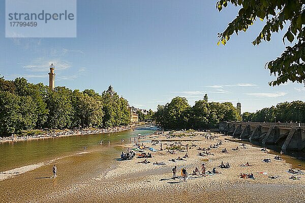 Badende auf Isar-Sandbank  nahe Deutschem Museum  München  Bayern  Deutschland  Europa