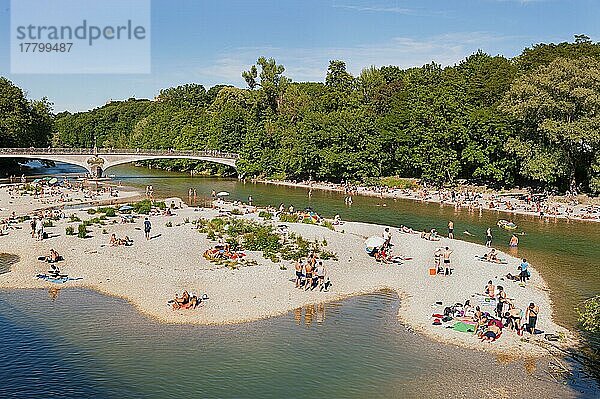 Badende auf Isar-Sandbank  hinten Praterwehrbrücke  nahe Maximilianeum  München  Bayern  Deutschland  Europa