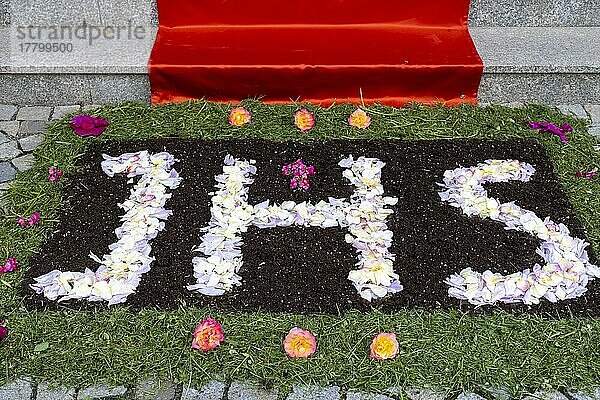 Fronleichnamsprozession  Fronleichnamszug  Festzug Pfarrrkirche St. Kilian  Bad Heilbrunn  Oberbayern  Bayern  Deutschland  Europa