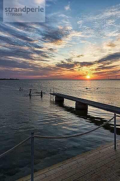 Badesteg  Personen  Silhouetten im Meer  Abendhimmel bei Sonnenuntergang  Gegenlicht  Ostsee  Burgsvik  Insel Gotland  Schweden  Europa